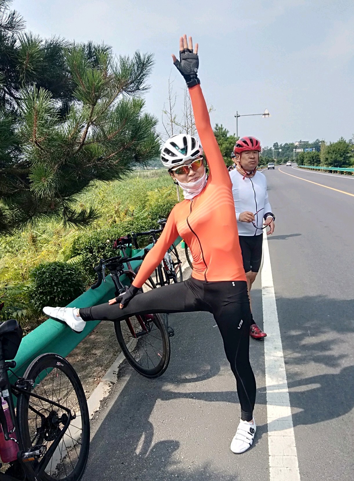 为别人背着沉重的背包还能一路狂奔