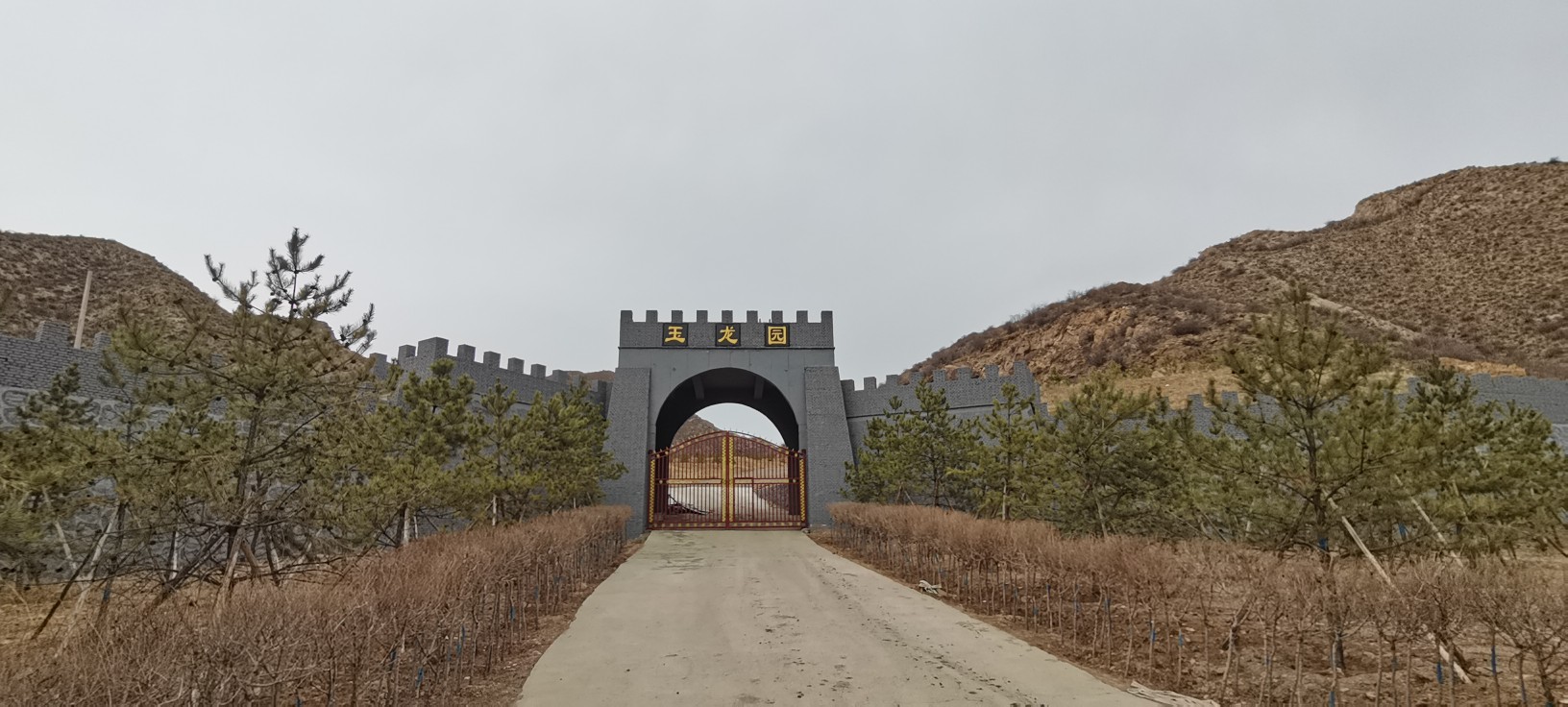 玉龙洞位大同最著名的七峰山上,七峰罗列,层峦叠嶂,气势壮观,其中摩天