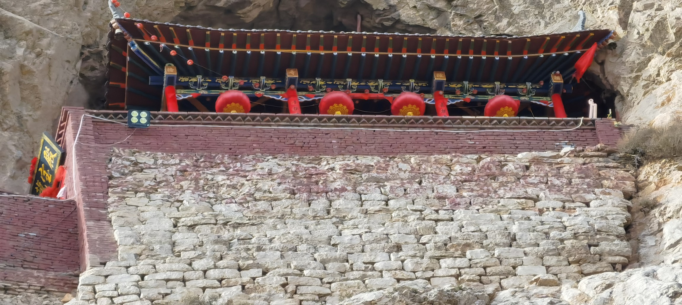 石匠在悬崖刻字玉龙勝境玉龙洞位大同最著名的七峰山上,七峰罗列,层峦