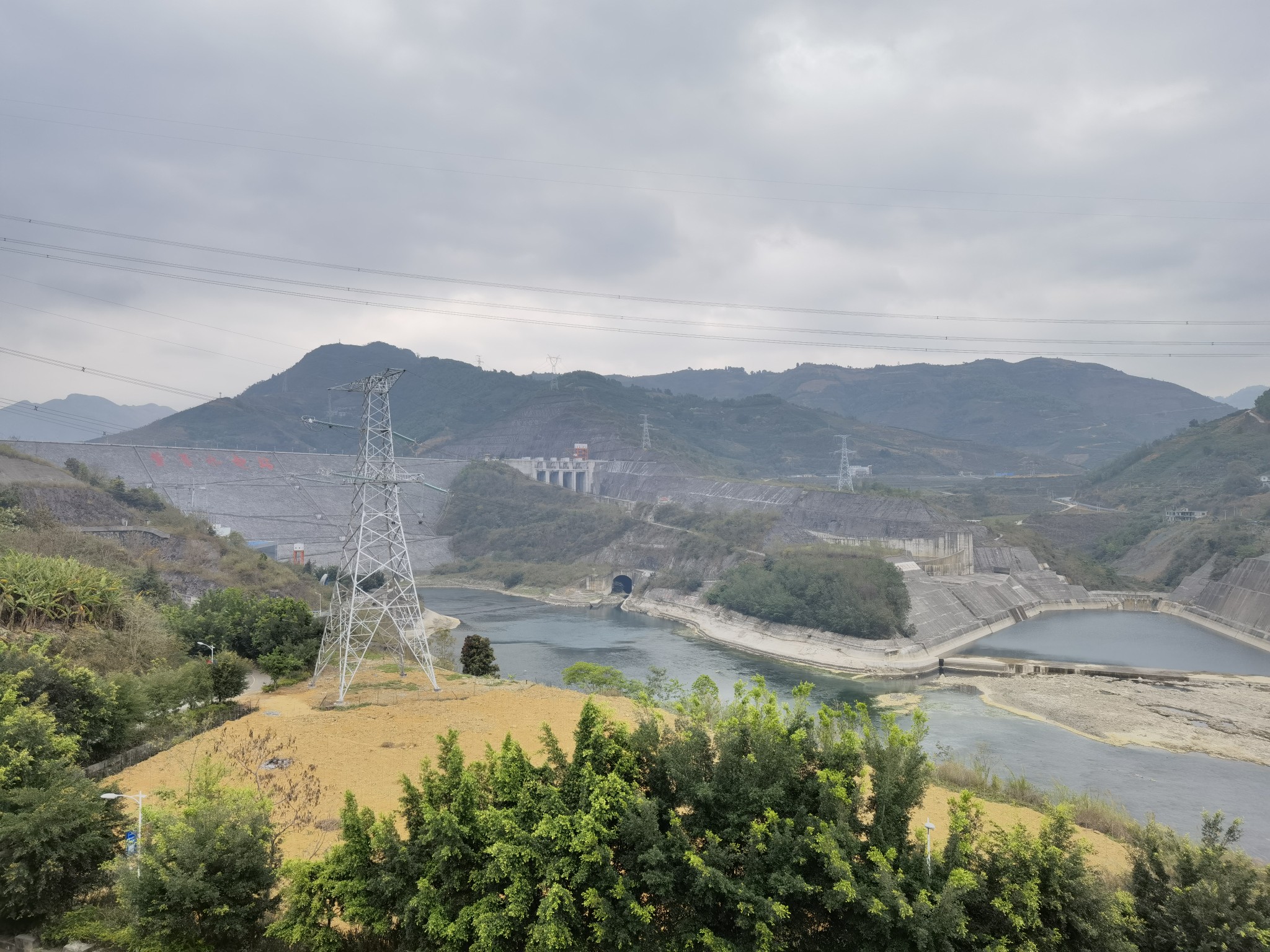 北盤江沿岸的木棉花壩草紅軍渡口紀念碑壩草渡口白層古渡遺址白層大橋