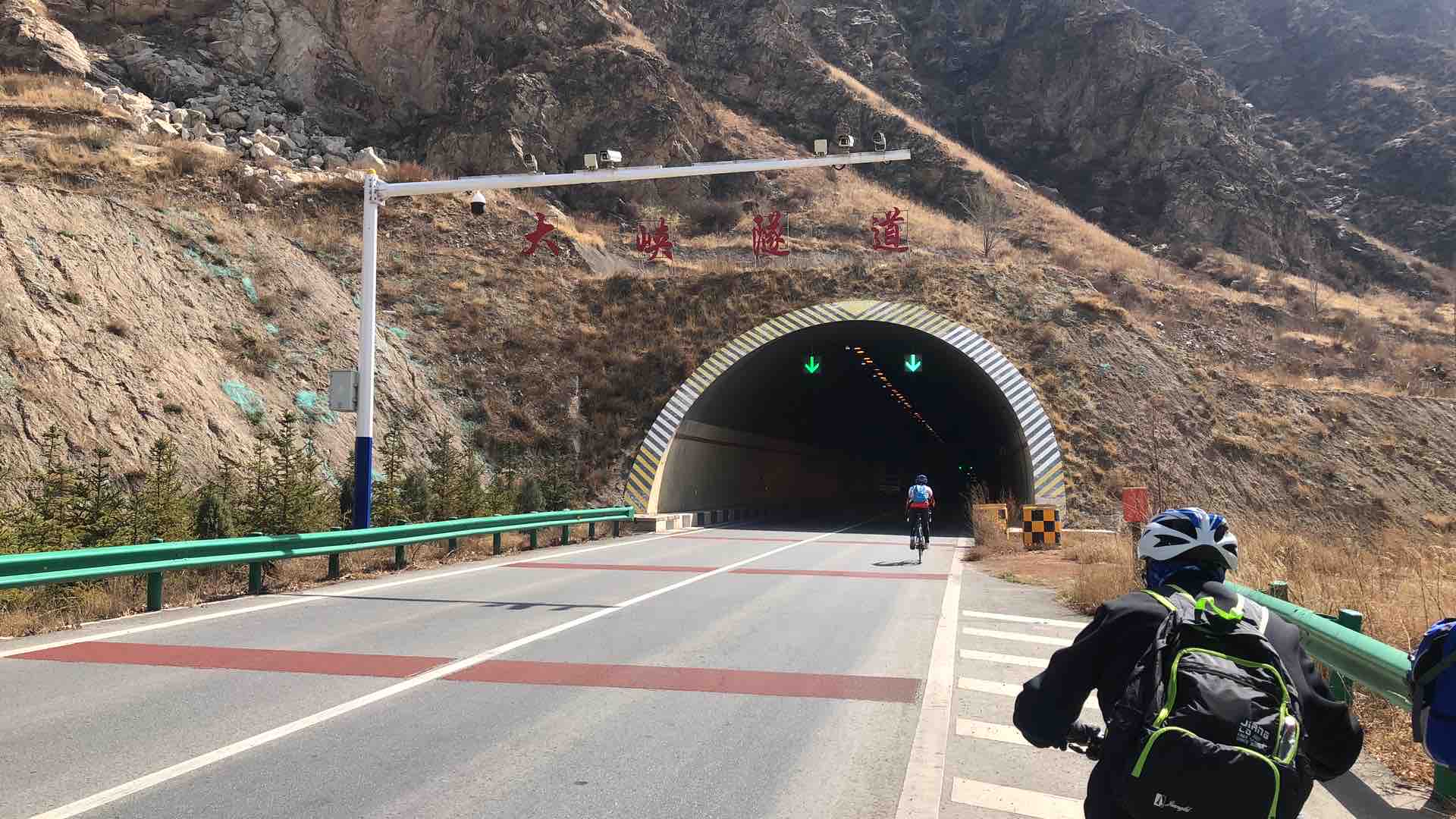 骑行兰州市红古区,海石湾镇,路途美景美不胜收,供骑友们共同分享