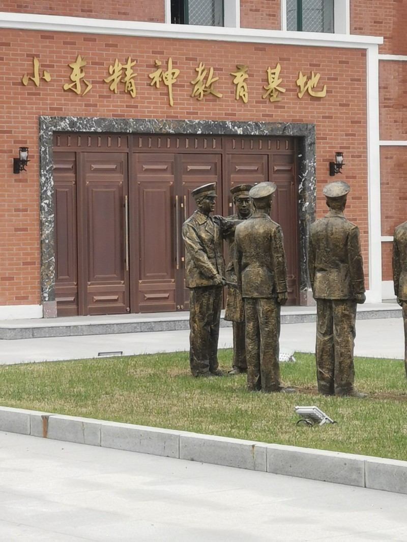 以小东火车站的精神要求自己老党员在参观黑山阻击战纪念馆101高地
