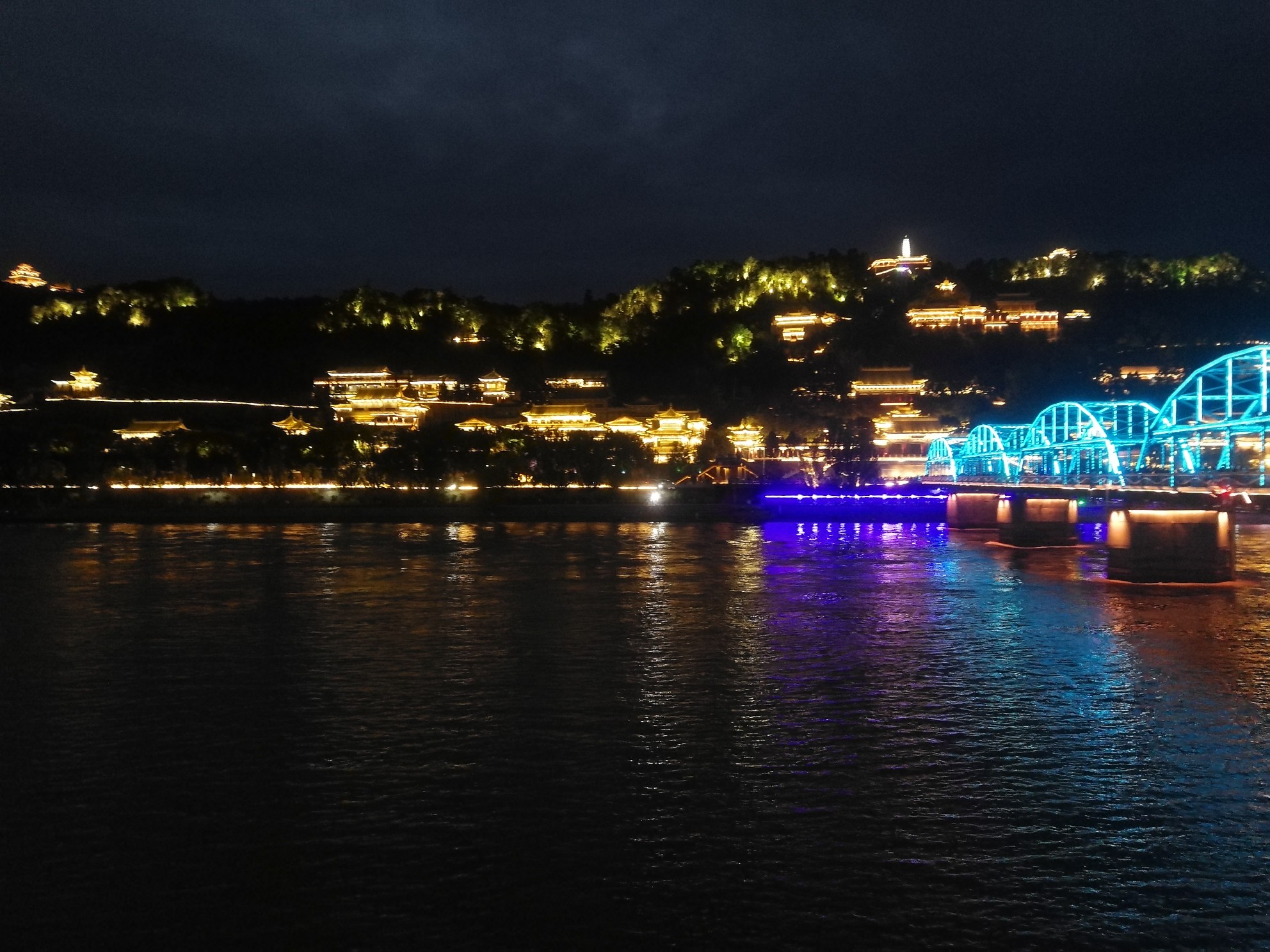 黄河岸边夜景!6月18日早上6点从兰州出发回家!