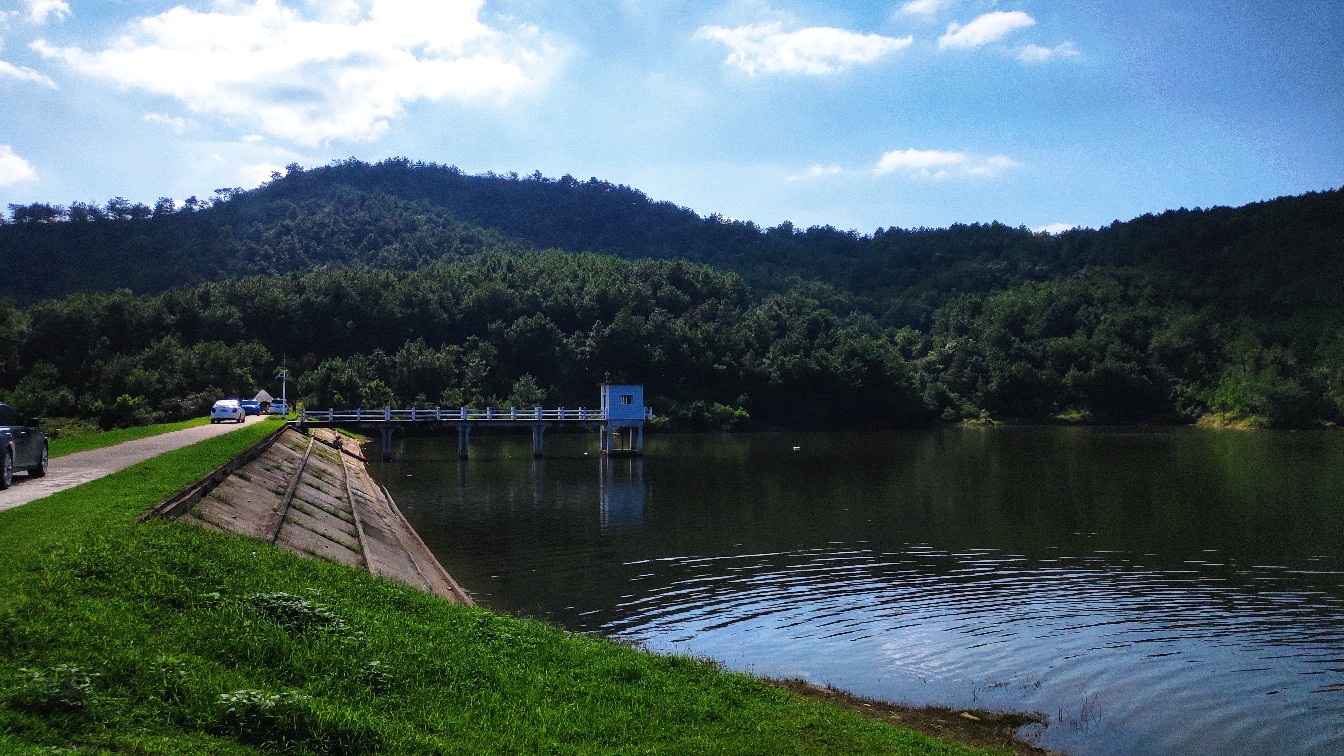 秋后一般日渐凉,焉知余热逞凶狂.无奈骑友想骑车,狮子水库泡个澡