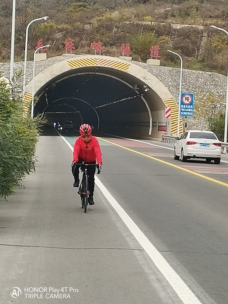 天津团泊湖骑行队骑行津围公路上,津围二线下.全程90公里,爬升1100米